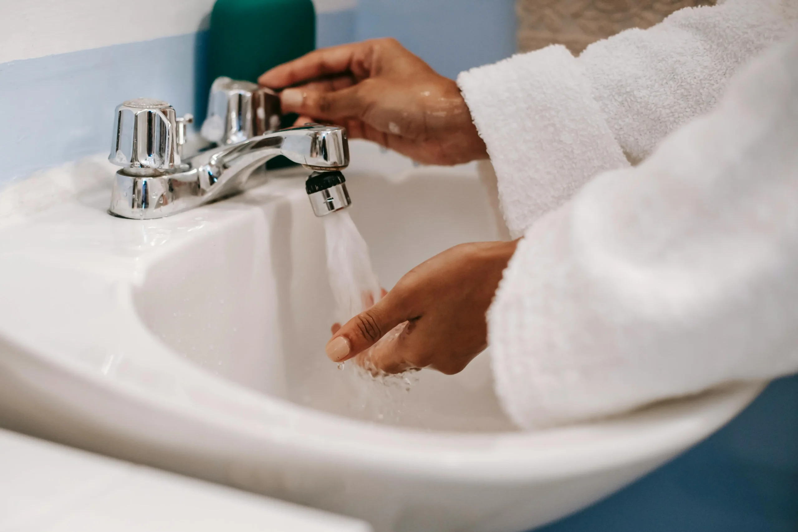 Sink filling with hot water demonstrating the endless hot water supply homeowners get with Arpis tankless water heaters.
